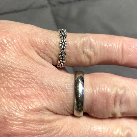 RESTOCKED 💜Sterling Silver Plated Daisy Ring NWT - Picture 3 of 4